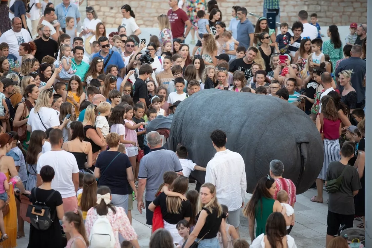 &Scaron;ibenikom povodom dječjeg festivala pro&scaron;etao nilski konj Nellie