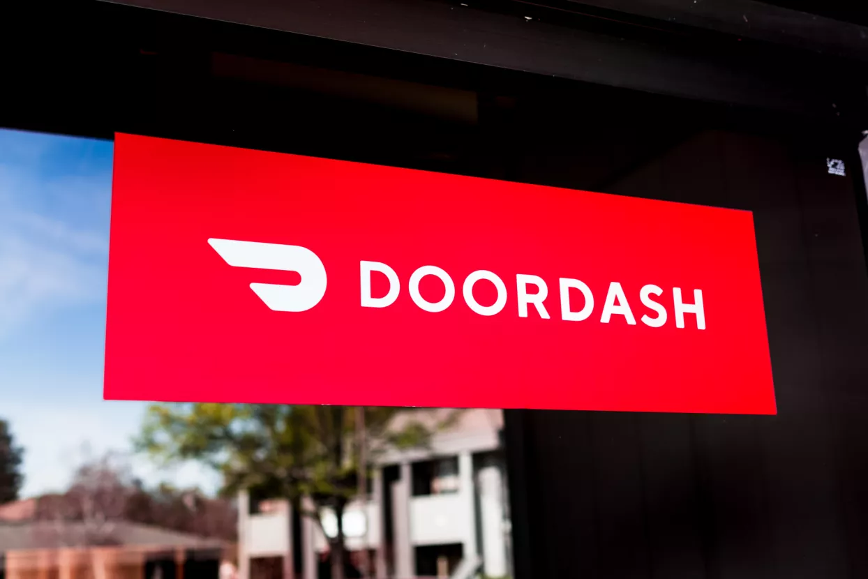 Facebookov Marketplace uvodi dostavu DoorDashom