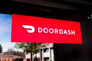 Facebookov Marketplace uvodi dostavu DoorDashom