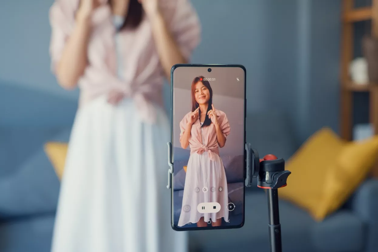 Videom prokleti milenijalci: Prestari za TikTok, premladi za Facebook