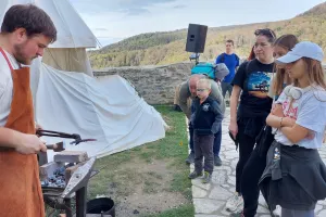 Na Medvedgradu, koji je prije godinu dana kompletno renovirao dio pročelja i Centar za posjetitelje koji je sad multimedijalno sredi&scaron;te, nedavno su održani 15. Srednjovjekovni dani. Sredi&scaron;nji dio tog festivala, osim predstava, bile su borbe vitezova