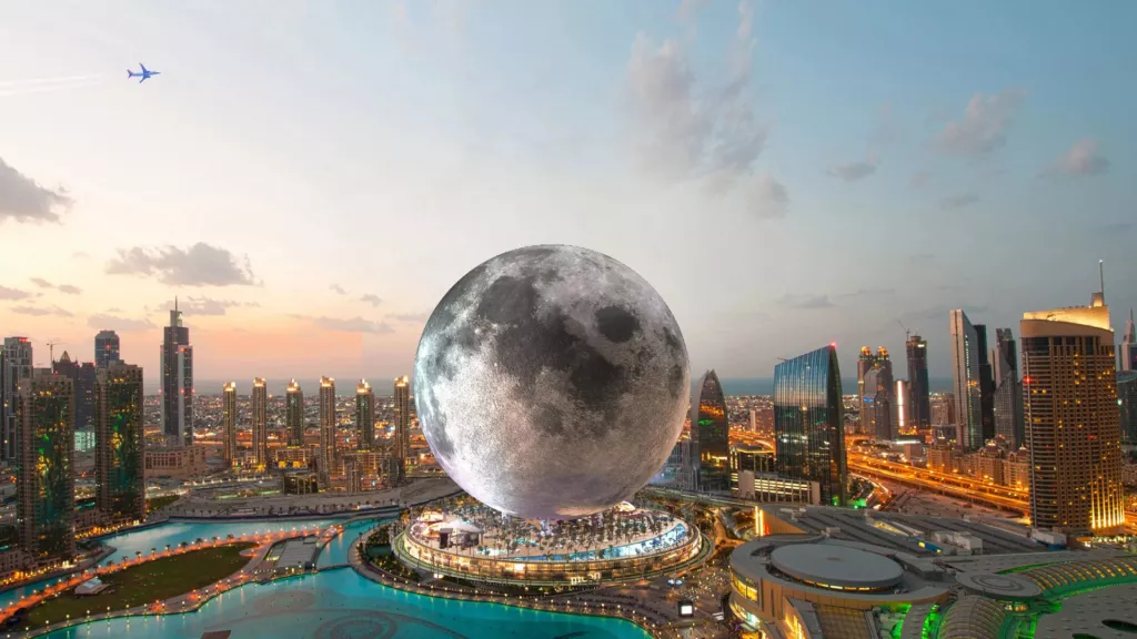 Prvi smje&scaron;taj na umjetnom Mjesecu mogao bi se dogoditi u Dubaiju gdje bi 2027. trebalo biti otvoreno čudo tehnologije Moon Dubai. Osim luksuznog smje&scaron;taja, resort bi sadržavao tzv. lunarnu koloniju, konferencijski centar te glavno sastajali&scaron;te gostiju Global Meeting, namijenjeno raznim atraktivnim događanjima uživo, čiji bi se program u trajanju od 90 minuta, naplaćivao 500 dolara