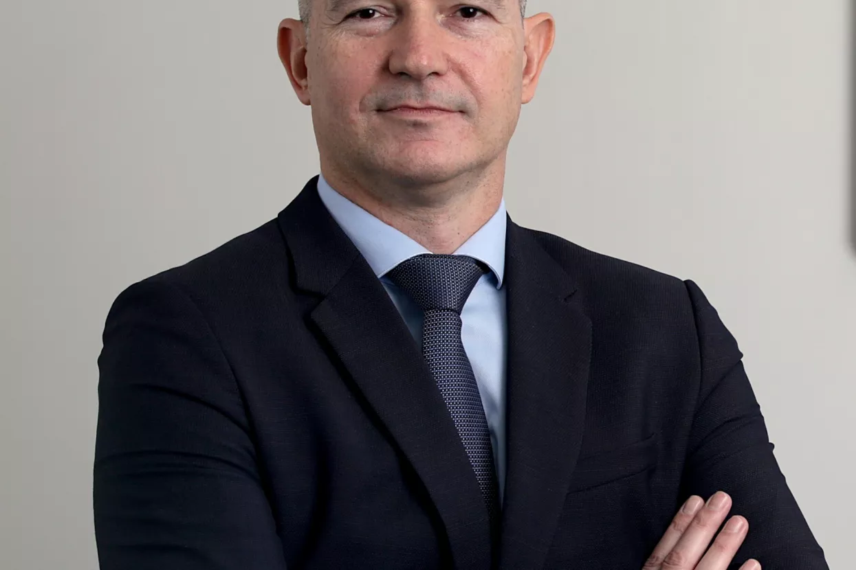 Mihael Furjan,<br>predsjednik Uprave Plive:<br><br>Planiramo nastaviti s ulaganjima u projekte energetske učinkovitosti<br><br>- Kao vodeća farmaceutska kompanija u Hrvatskoj i regiji Jugoistočne Europe, Pliva je svjesna važnosti brige o okolini u kojoj posluje. Sustavna modernizacija, ulaganja u proizvodnju, istraživanja i razvoj te racionalizacija i unapređenje poslovnih procesa omogućuju nam kontinuirano podizanje standarda za&scaron;tite okoli&scaron;a. Svoju strategiju odgovornog poslovanja Pliva, kao ponosna članica Teva grupe, između ostaloga temelji na Tevinim dugoročnim ciljevima za očuvanje okoli&scaron;a i održivost. Tri ključna područja ciljeva do 2030. godine obuhvaćaju klimatski utjecaj, odgovorno kori&scaron;tenje prirodnih resursa i smanjenje emisije stakleničkih plinova, otpadnih voda i otpada. Ponosni smo &scaron;to možemo istaknuti da je Teva prva farmaceutska kompanija koja se bavi proizvodnjom generika u svijetu koja je izdala zelenu obveznicu od pet milijardi dolara. Temeljem zelene obveznice, u Plivi i Tevi smo se obvezali smanjiti emisije stakleničkih plinova opsega jedan i dva za 25 posto do kraja 2025. godine, a dodatno i emisije stakleničkih plinova opsega tri za 25 posto do kraja 2030. Dugi niz godina koristimo zelenu energiju u poslovnim procesima, a otpadna toplina koja se generira tijekom proizvodnog procesa koristi se za potrebe zagrijavanje prostora. Time smo do sada ostvarili značajne u&scaron;tede prirodnog plina i smanjenje emisija CO2. 'Zero landfill' koncept koji primjenjujemo podrazumijeva odvajanje i obradu otpada u vi&scaron;e faza. Neopasni otpad odvaja se primarno na mjestu nastanka, potom se dodatno sortira u Plivinom reciklažnom dvori&scaron;tu, a otpad koji nije moguće odvojiti na reciklažnom dvori&scaron;tu, odvozi se na daljnju obradu kod ovla&scaron;tenog partnera. U procesu smo izgradnje solarne elektrane na lokaciji u Savskom Marofu koja će dodatno smanjiti emisiju CO2 i pokriti gotovo 30 posto ukupnih potreba pogona za električnom energijom. Osim projekata energetske održivosti, nastojimo svoju dru&scaron;tvenu odgovornost pokazati kroz aktivnosti usmjerene na zaposlenike i zajednicu u kojoj poslujemo. Tako smo, primjerice, kroz natječaj Zajedno prema zdravlju u protekle dvije godine donirali gotovo 400.000 kuna za pomoć udrugama koje unapređuju kvalitetu života pacijenta, a na&scaron;i se zaposlenici uvijek rado odazovu na akcije poput či&scaron;ćenja Savskog nasipa ili po&scaron;umljavanja te su njihova radna mjesta organizirana na način da potiču odgovorno kori&scaron;tenje resursa. Planiramo nastaviti s ulaganjima u projekte energetske učinkovitosti, smanjenja emisije &scaron;tetnih tvari i oneči&scaron;ćenja te biti primjer odgovornog upravljanja resursima.<br>