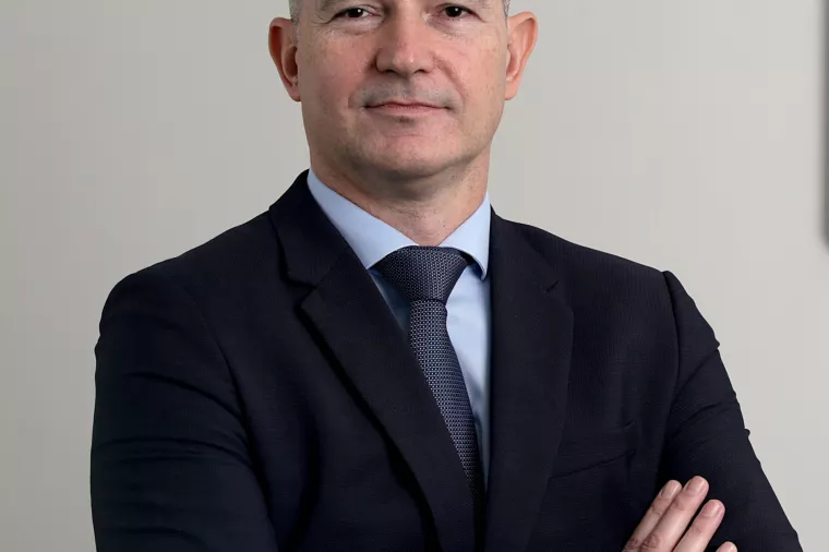 Mihael Furjan,<br>predsjednik Uprave Plive:<br><br>Planiramo nastaviti s ulaganjima u projekte energetske učinkovitosti<br><br>- Kao vodeća farmaceutska kompanija u Hrvatskoj i regiji Jugoistočne Europe, Pliva je svjesna važnosti brige o okolini u kojoj posluje. Sustavna modernizacija, ulaganja u proizvodnju, istraživanja i razvoj te racionalizacija i unapređenje poslovnih procesa omogućuju nam kontinuirano podizanje standarda za&scaron;tite okoli&scaron;a. Svoju strategiju odgovornog poslovanja Pliva, kao ponosna članica Teva grupe, između ostaloga temelji na Tevinim dugoročnim ciljevima za očuvanje okoli&scaron;a i održivost. Tri ključna područja ciljeva do 2030. godine obuhvaćaju klimatski utjecaj, odgovorno kori&scaron;tenje prirodnih resursa i smanjenje emisije stakleničkih plinova, otpadnih voda i otpada. Ponosni smo &scaron;to možemo istaknuti da je Teva prva farmaceutska kompanija koja se bavi proizvodnjom generika u svijetu koja je izdala zelenu obveznicu od pet milijardi dolara. Temeljem zelene obveznice, u Plivi i Tevi smo se obvezali smanjiti emisije stakleničkih plinova opsega jedan i dva za 25 posto do kraja 2025. godine, a dodatno i emisije stakleničkih plinova opsega tri za 25 posto do kraja 2030. Dugi niz godina koristimo zelenu energiju u poslovnim procesima, a otpadna toplina koja se generira tijekom proizvodnog procesa koristi se za potrebe zagrijavanje prostora. Time smo do sada ostvarili značajne u&scaron;tede prirodnog plina i smanjenje emisija CO2. 'Zero landfill' koncept koji primjenjujemo podrazumijeva odvajanje i obradu otpada u vi&scaron;e faza. Neopasni otpad odvaja se primarno na mjestu nastanka, potom se dodatno sortira u Plivinom reciklažnom dvori&scaron;tu, a otpad koji nije moguće odvojiti na reciklažnom dvori&scaron;tu, odvozi se na daljnju obradu kod ovla&scaron;tenog partnera. U procesu smo izgradnje solarne elektrane na lokaciji u Savskom Marofu koja će dodatno smanjiti emisiju CO2 i pokriti gotovo 30 posto ukupnih potreba pogona za električnom energijom. Osim projekata energetske održivosti, nastojimo svoju dru&scaron;tvenu odgovornost pokazati kroz aktivnosti usmjerene na zaposlenike i zajednicu u kojoj poslujemo. Tako smo, primjerice, kroz natječaj Zajedno prema zdravlju u protekle dvije godine donirali gotovo 400.000 kuna za pomoć udrugama koje unapređuju kvalitetu života pacijenta, a na&scaron;i se zaposlenici uvijek rado odazovu na akcije poput či&scaron;ćenja Savskog nasipa ili po&scaron;umljavanja te su njihova radna mjesta organizirana na način da potiču odgovorno kori&scaron;tenje resursa. Planiramo nastaviti s ulaganjima u projekte energetske učinkovitosti, smanjenja emisije &scaron;tetnih tvari i oneči&scaron;ćenja te biti primjer odgovornog upravljanja resursima.<br>