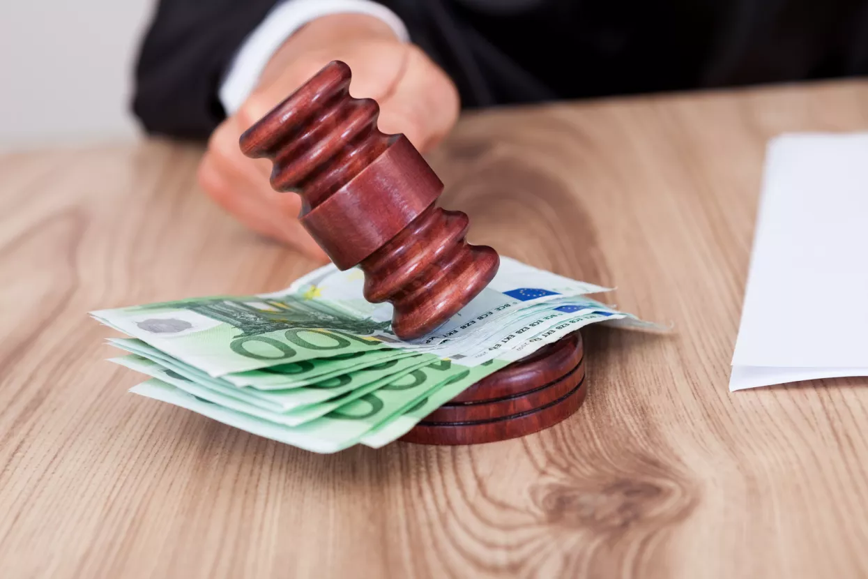 Male Judge Striking The Gavel Euro Note In A Courtroom <br>77 propisa-ilustracija 902