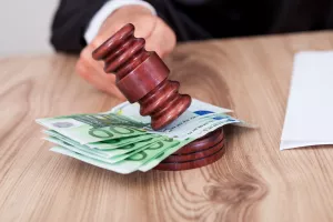 Male Judge Striking The Gavel Euro Note In A Courtroom <br>77 propisa-ilustracija 902