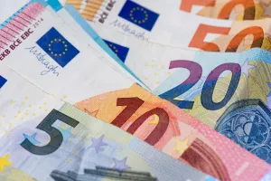 Bank notes of 5, 10, 20 and 50 euros. Close-up view<br>euri, euro, 20, 10, novčanice eura