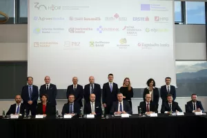 Svečano potpisivanje Sporazuma o suradnji na poslovima subvencioniranja kamata iz sredstava Nacionalnog plana oporavka i otpornosti između HBOR-a i poslovnih banaka &ndash; Agram banka d. d., Banka Kovanica d. d., Croatia banka d. d., Erste & Steierm&auml;rkische bank d. d., Hrvatska po&scaron;tanska banka d. d., Istarska kreditna banka d. d., Karlovačka banka d. d., Kentbank d. d., Nova hrvatska banka d. d., OTP banka d. d., Podravska banka d. d., Privredna banka Zagreb d. d., Raiffeisenbank Austria d. d., Slatinska banka d. d. i Zagrebačka banka d. d. 