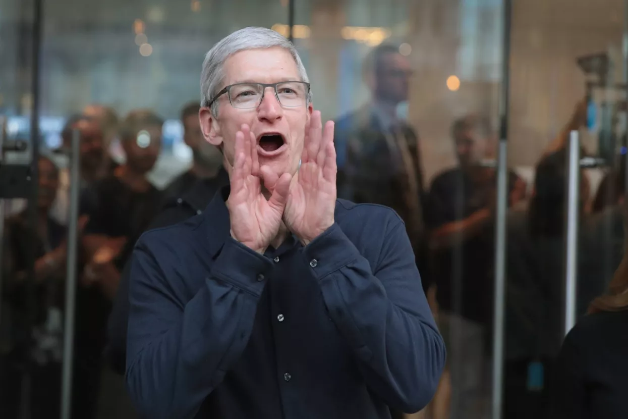 Tim Cook, Appleov CEO pozvao je američke regulatore da utvrde registar 'data brokera'. Opisuje ih kao posrednike koje prenose podatke između različitih tvrtki i stranaka te tvrdi da postoje isključivo radi prikupljanja podataka koje upakiraju i prodaju kupcima. Cook je sve to nazvao sekundarnim trži&scaron;tima osobnih podataka koja pripadaju sivoj ekonomiji, jer su neprovjerena, izvan vidokruga potro&scaron;ača, regulatora i zakonodavaca