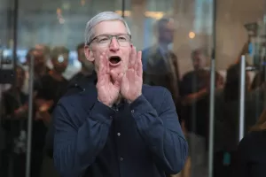 Tim Cook, Appleov CEO pozvao je američke regulatore da utvrde registar 'data brokera'. Opisuje ih kao posrednike koje prenose podatke između različitih tvrtki i stranaka te tvrdi da postoje isključivo radi prikupljanja podataka koje upakiraju i prodaju kupcima. Cook je sve to nazvao sekundarnim trži&scaron;tima osobnih podataka koja pripadaju sivoj ekonomiji, jer su neprovjerena, izvan vidokruga potro&scaron;ača, regulatora i zakonodavaca