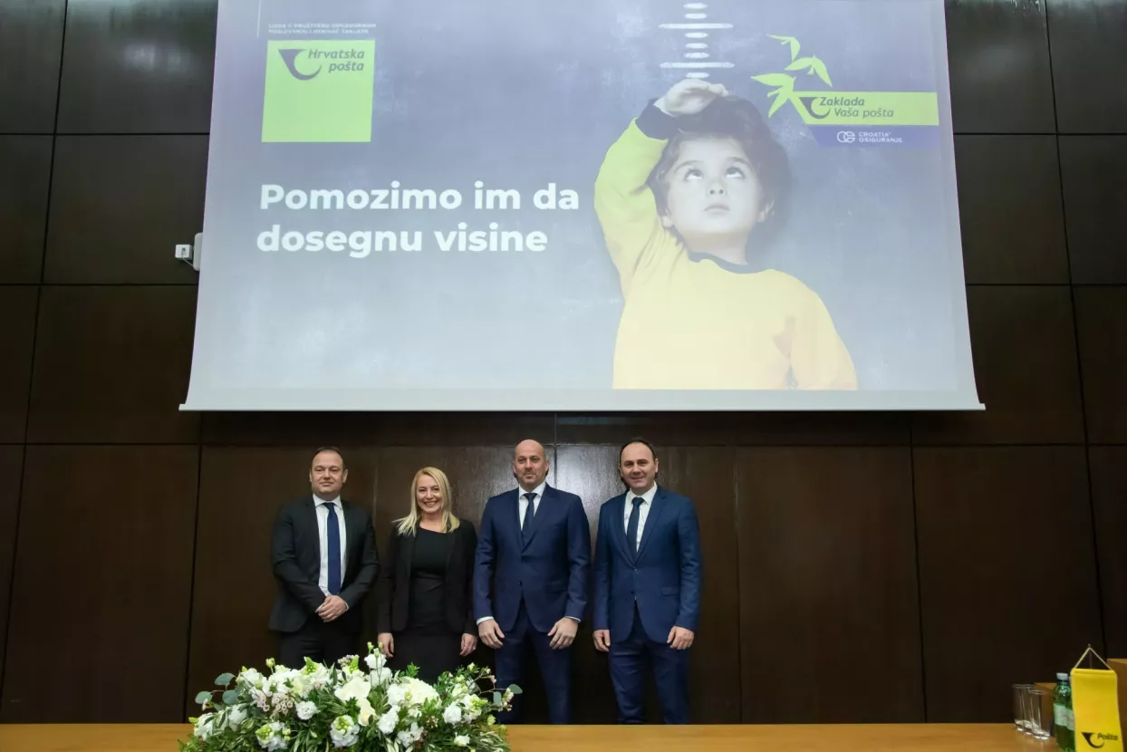 Zagreb, 080223.<br>Ministarstvo mora, prometa i infrastrukture, Prisavlje 14.<br>Predstavljanje rada Zaklade Vasa Posta, koja podupire i brine o djeci i mladima iz sustava socijalne skrbi.<br>Na fotografiji: Hrvoje Parlov, Ivana Mrkonjic, Ivan Culo i Sinisa Sukunda.<br>Foto: Darko Tomas/CROPIX