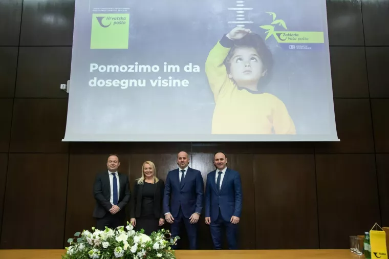 Zagreb, 080223.<br>Ministarstvo mora, prometa i infrastrukture, Prisavlje 14.<br>Predstavljanje rada Zaklade Vasa Posta, koja podupire i brine o djeci i mladima iz sustava socijalne skrbi.<br>Na fotografiji: Hrvoje Parlov, Ivana Mrkonjic, Ivan Culo i Sinisa Sukunda.<br>Foto: Darko Tomas/CROPIX