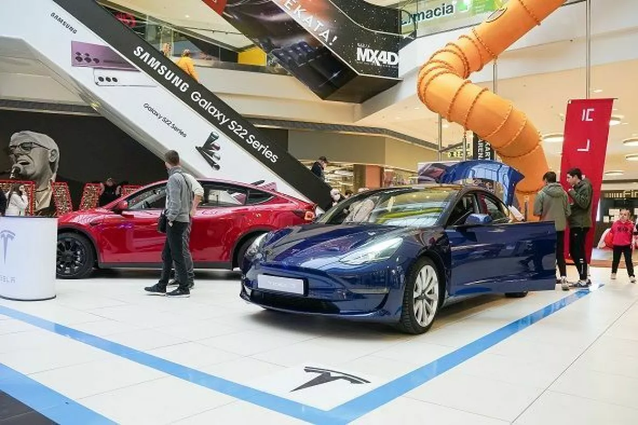 izlaganje Tesla vozila na pro&scaron;logodi&scaron;njem sajmu u Splitu