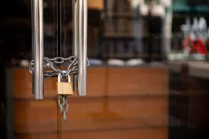 Rad nedjeljom-ilustracija<br>Closed Store due to Coronavirus pandemic. Locked Store Door with Padlock and Chains