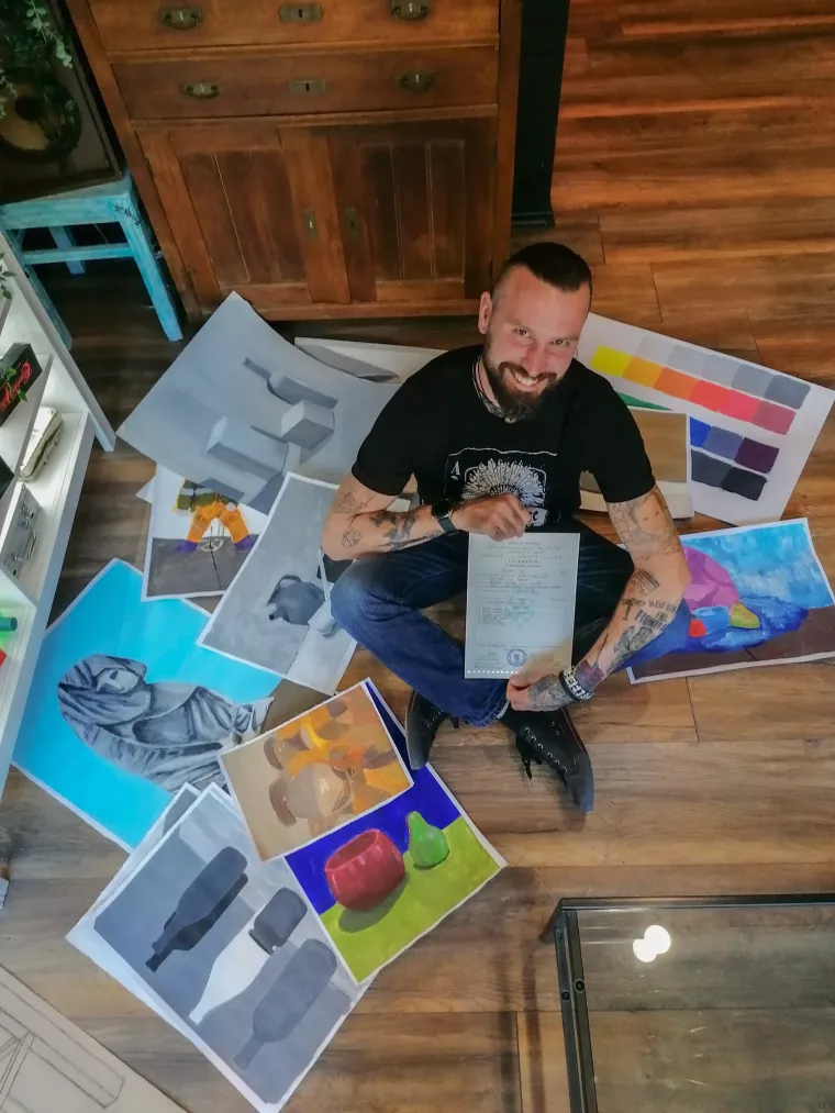 Božidar Tunjić, vlasnik Stinger tattoo studija, klijentima uvijek savjetuje da svoje tattoo majstore pitaju koje boje upotrebljavaju. Obja&scaron;njava kako svaki odgovorni tattoo studio svoje boje naručuje od ovla&scaron;tenih dobavljača 