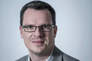 Robert &Scaron;kunca;<br>regionalni direktor Graylinga za regiju Jugoistočne Europe:<br><br>Tvrtke bez kriznog PR plana mogu se naći u situaciji da se brane i opravdavaju umjesto da vode razgovor i određuju ton komunikacije<br><br>- Nadaj se najboljem; budi spreman na najgore, izreka je koja je svima dobro poznata. U izazovnim vremenima kao &scaron;to je dana&scaron;nje, postojanje kriznog PR-a plana od izuzetne je važnosti. Negativan scenarij može brzo izmaknuti kontroli i uzrokovati trajne posljedice ako tvrtka nije spremna djelovati brzo. Upravo stoga, svaka tvrtka treba krizni PR plan kako bi se kontrolirala &scaron;teta. Važno je obuzdati krizu i staviti narativ pod kontrolu, &scaron;to će smanjiti dezinformacije. Tvrtke bez kriznog PR plana mogu se naći u situaciji da se brane i opravdavaju umjesto da vode razgovor i određuju ton komunikacije. Planiranje za najgore i priprema plana za suočavanje s preprekama pomoći će tvrtkama kontrolirati komunikaciju i za&scaron;tititi najvrjedniju imovinu: ugled koji se dugogodi&scaron;nje oblikovao i stvarao. Sada je vi&scaron;e nego ikad prije bitno da se tvrtke usredotoče na dru&scaron;tveno odgovorno poslovanje, tj. da se odnose odgovorno prema zajednici u kojoj posluju, životnoj sredini i okoli&scaron;u te zaposlenicima. Svi uključeni dionici imaju velika očekivanja da su njihove vrijednosti usklađene s vrijednostima brenda s kojim su povezani. U komunikaciji brendovi moraju u obzir uzeti emocionalnu klimu u kojoj djeluju i ono jo&scaron; važnije moraju djelovati, a ne samo govoriti i time ostvaraju priliku za izgradnju ili povećanje afiniteta i lojalnosti potro&scaron;ača. Ono &scaron;to savjetujemo brendovima je da aktivna komunikacija dru&scaron;tveno odgovorne aktivnosti bude istovjetna komunikacija tzv. primarnih poslovnih aktivnosti jer će u protivnom brend izgledati bezosjećajno, ravnodu&scaron;no ili nezainteresirano.<br>