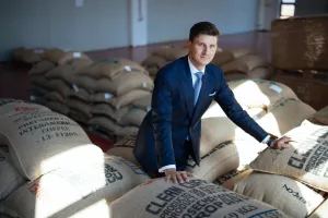 Ivan Artuković, <br>direktor Francka:<br><br>U fokusu nam je daljnji rast izvoznog potencijala<br>- U Franck Grupi u fokusu nam je daljnji rast izvoznog potencijala gdje bilježimo blagi rast udjela izvoza u ukupnim prihodima. Tako smo, primjerice, uz unapređenje mode-la prodaje i jačanje prodajnog tima pro&scaron;le godine, osigurali samostalnu distribuciju i kvalitetniju obradu trži&scaron;ta u BiH, posebno u HoReCa kanalu, &scaron;to je rezultiralo rastom od 26,2 posto, dok smo na hrvatskom trži&scaron;tu rasli za 16,3 posto. Prema podacima Ni-elsena, iako je ukupno domaće trži&scaron;te kave u padu od oko devet posto, na&scaron;i udjeli rastu u odnosu na pro&scaron;lu godinu, i to u ključnoj kategoriji mljevene kave, tako da za-ključno sa srpnjem ove godine držimo 54 posto trži&scaron;nog udjela. Moram naglasiti kako je kvaliteta na&scaron;ih finalnih proizvoda neupitna i tu nema prostora za kompromise. S obzirom na to da ove godine nije bilo COVID restrikcija, možemo govoriti o oporavku sektora ugostiteljstva. Uz to, i odlična turistička sezona pridonosi rezultatima u HoRe-Ca kanalu u kojem držimo lidersku poziciju, posebno s na&scaron;im premium espresso bren-dovima. Od početka 2021. situacija s klimatskim uvjetima u zemljama uzgajivačima nastavlja se razvijati u smjeru koji je vrlo nepovoljan za urod. Ovo smanjenje dostup-nosti sirove kave na globalnom trži&scaron;tu je u konačnici potaknulo drastično povećanje cijena ove osnovne sirovine za 100 posto na godi&scaron;njoj razini te je dosegnulo najveću razinu unatrag deset godina. Porast cijena potaknut je i pote&scaron;koćama u opskrbnim lancima te manjkom kontejnera i transportnih brodova, problema koji su i dalje aktu-alni &scaron;to je dovelo do značajnog povećanja tro&scaron;kova brodarskog prijevoza koji su do pet puta veći. Uslijed svih ovih faktora, korekcija cijena finalnih proizvoda bila je nuž-na uz napomenu kako je ovime kompenziran samo dio cjenovnog udara prouzročenog enormnim porastom cijena sirovih kava. Usmjereni smo na smanjenje potro&scaron;nje e-nergenata i stvaranje određenih zaliha gotovih proizvoda kako bismo kroz zadnja dva mjeseca ove godine mogli smanjiti proizvodnju, a time i potro&scaron;nju plina. Važno je nag-lasiti kako Hrvatska i dalje ima poseban porez na kavu čime se destimulira konzuma-cija i to je recidiv vremena kada se kava smatrala luksuzom. Ovu vrstu poreza nema ni jedna država članica EU-a u na&scaron;em okruženju, a kako te države primjenjuju i nižu stopu PDV-a na kavu (oko 9%), ukupno porezno opterećenje kave u Hrvatskoj je veće i do 35% u odnosu na susjedne zemlje. <br>