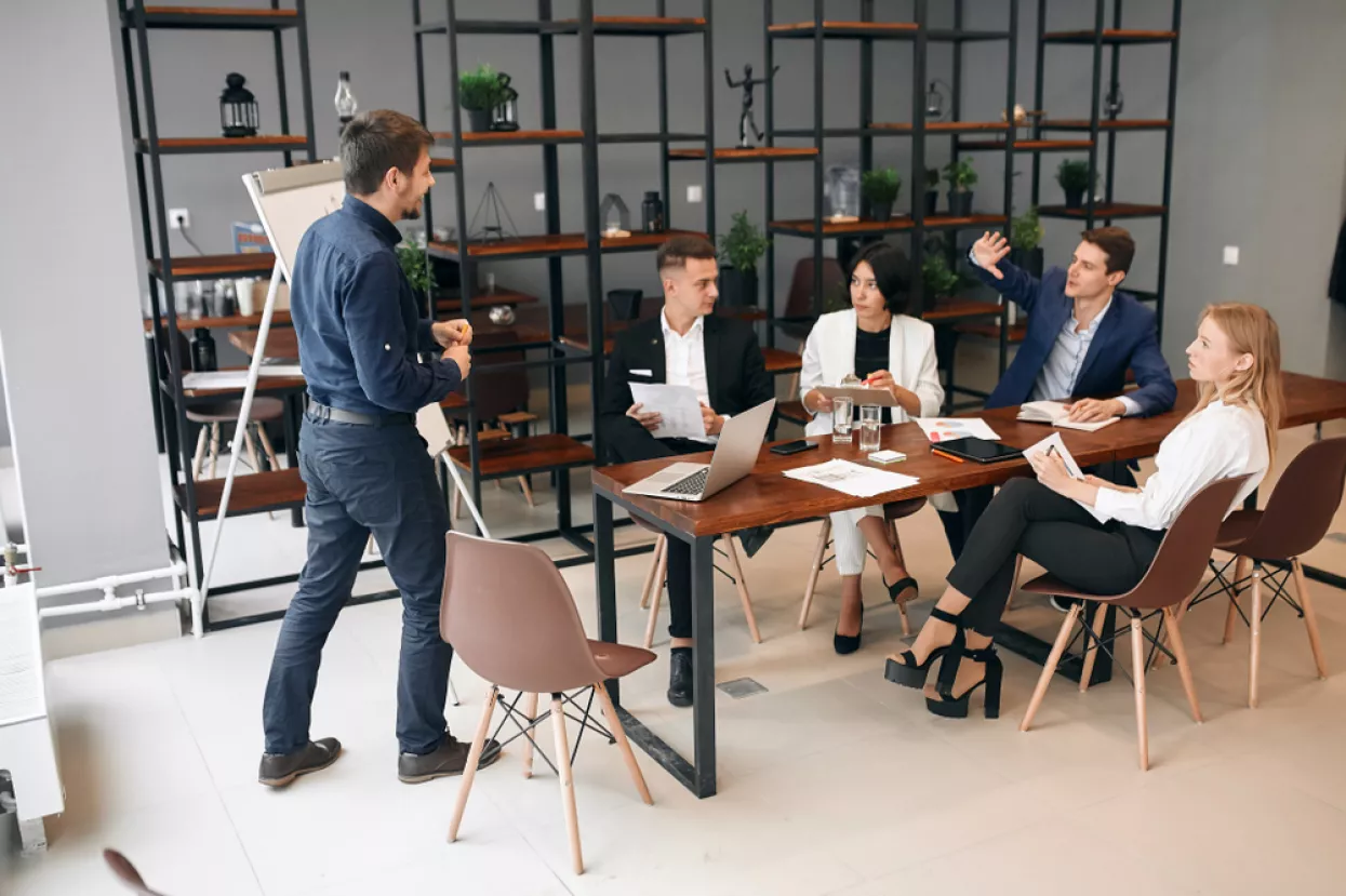 active young men and women learning to develop their own business, full length photo. hobby, interest, lifestyle, people learning hard and soft skills, meke vje&scaron;tine, ljudske vje&scaron;tine, zaposlenici, sastanak
