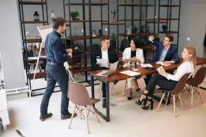 active young men and women learning to develop their own business, full length photo. hobby, interest, lifestyle, people learning hard and soft skills, meke vje&scaron;tine, ljudske vje&scaron;tine, zaposlenici, sastanak