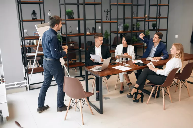 active young men and women learning to develop their own business, full length photo. hobby, interest, lifestyle, people learning hard and soft skills, meke vje&scaron;tine, ljudske vje&scaron;tine, zaposlenici, sastanak