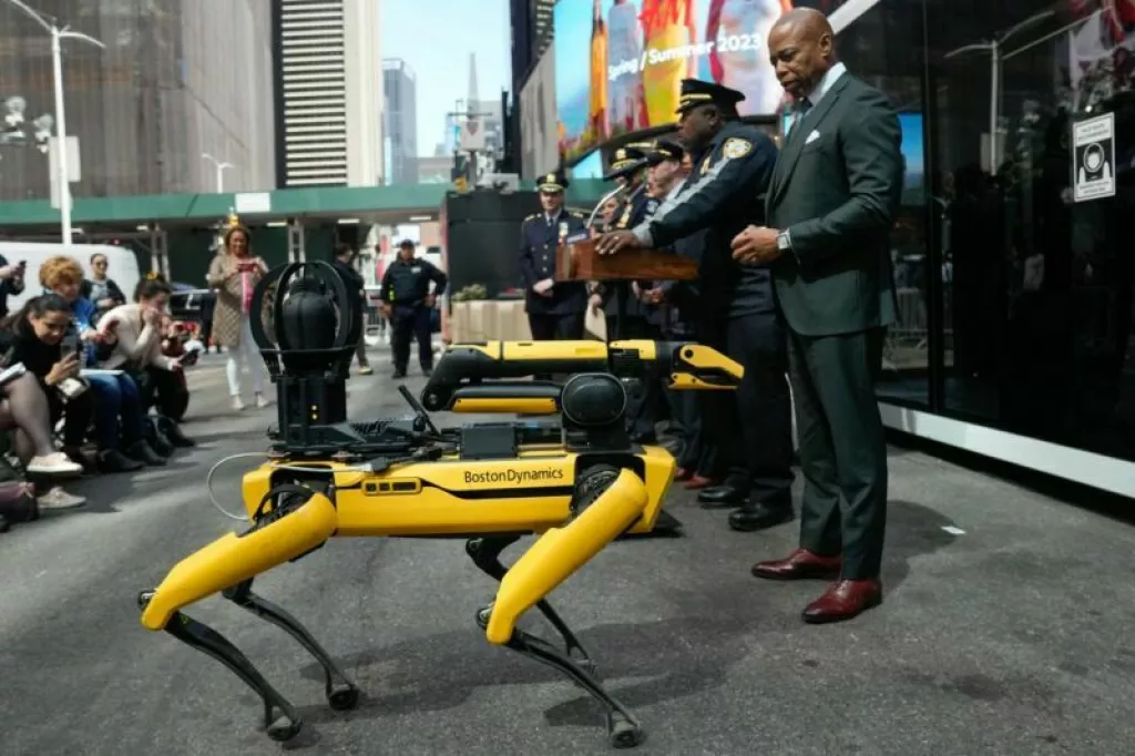 Gradonačelnik New Yorka Eric Adams održao je nedavno konferenciju za novinare s predstavnicima svoje policijske postaje slavnog NYPD-a i tvrtke Boston Dynamics kako bi predstavili nove članove tima &ndash; među ostalim i robota Spota 
