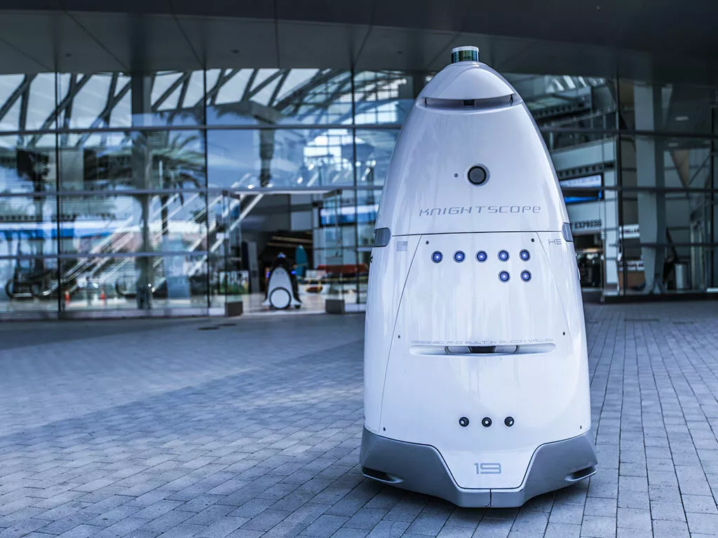 Newyor&scaron;ka policija planira u patrole zasada uključiti robota zvanog K5 koji je stvorila kompanija Knightscope. Taj je robot na kotačima težak vi&scaron;e od 180 kilograma i ne&scaron;to vi&scaron;i od 1,5 metra i izgleda gotovo filmski - kao R2-D2 