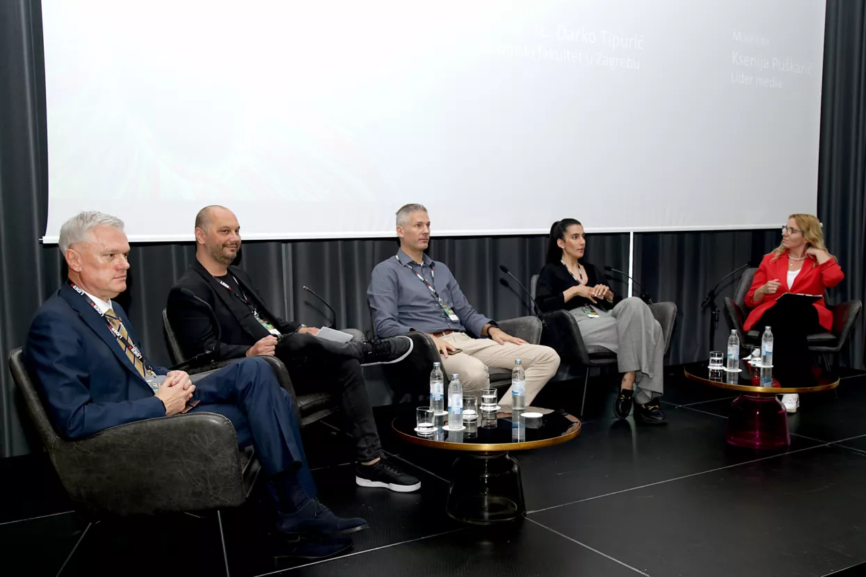 G.R.I.D. Forum 2023. Okrugli stol Hrvatska u globalnoj AI-reni: Darko Tipurić, Vedran Antoljak, Aco Momčilović, Martina Silov i Ksenija Pu&scaron;karić