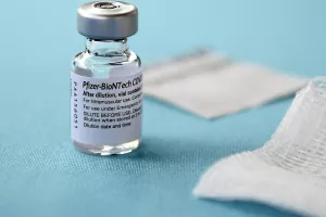 Poslovna simbioza moćnog američkog Pfizera i donedavno nepoznatog njemačkog BioNTecha, dovela ih je na prvo mjesto top liste deset najinovativnijih kompanija 2021. u izboru popularnog časopisa Fast Company U zbog toga jer su potkraj pro&scaron;le godine pustili na trži&scaron;te prvo mRNA cjepivo protiv koronavirusa<br><br>