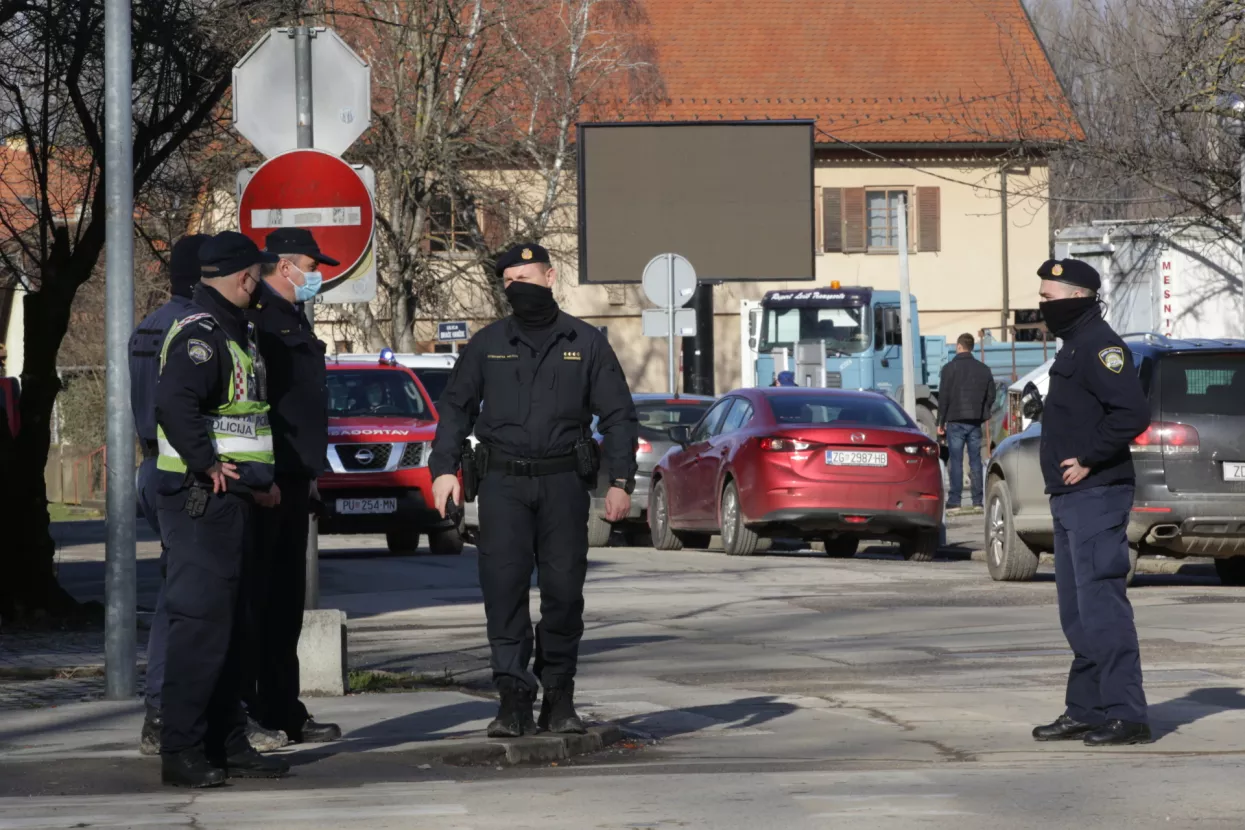 Područje Sisačko-moslavačke županije nastradalo od potresa, Petrinja. Policija