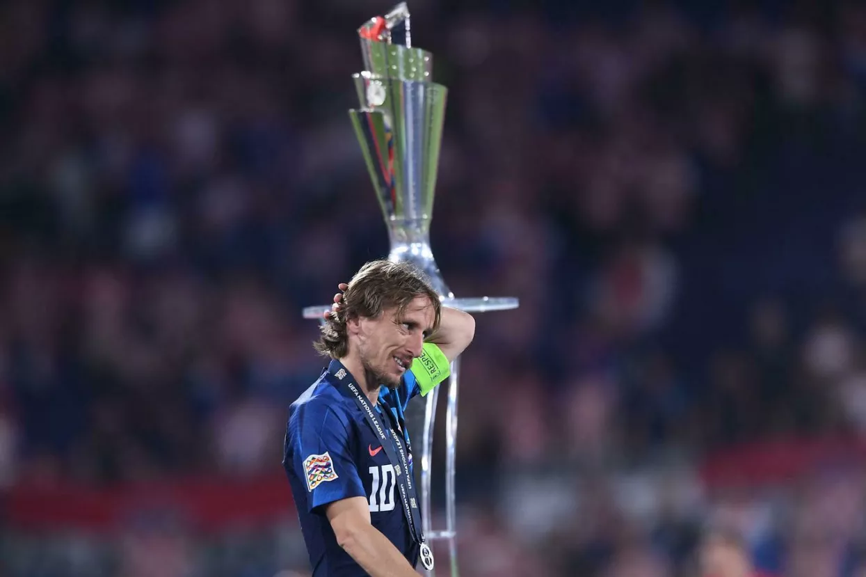 Luka Modrić s peharom koji mu je izmakao...