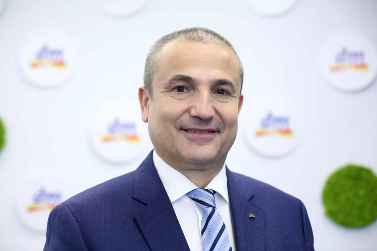 Mirko Mrakužić, <br>direktor dm-a:<br>&Scaron;to se brže maloprodajni sektor prilagodi promjenama, to će biti brži i oporavak <br>- Rezultati poslovanja za poslovnu 2020./2021. potvrdili su dm-ovu lidersku poziciju na hrvatskom drogerijskom trži&scaron;tu. Pokretanje dm online shopa, ulaganje u razvoj prodajne mreže i asortimana doprinijeli su rezultatima dm-a te smatramo da će digitalizacija poslovanja biti jedan od važnijih faktora za budućnost maloprodajnog sektora. Ne možemo očekivati povratak na staro jer je pandemija promijenila navike kupaca, &scaron;to znači da se mora promijeniti i način na koji trgovci zadovoljavaju te potrebe. &Scaron;to se brže maloprodajni sektor prilagodi promjenama, to će biti brži i oporavak te će se otvoriti prilike za razvoj i rast. Tijekom proteklih godinu i pol dana zadržali smo povjerenje kupaca, za &scaron;to su ključni bili prilagodljivost poslovnih procesa i brzina dono&scaron;enja odluka. Uz suradnju koju smo ostvarili s platformom Glovo, pokrenuli smo dm online shop koji nam je omogućio da svim stanovnicima Hrvatske osiguramo dostupnost proizvoda dm marke i proizvoda na&scaron;ih partnera. dm je zadržao fokus na potrebama ljudi i zajednice, uveli smo potrebne promjene, uvijek vodeći računa o vrijednostima tvrtke. Dvadeset i petu obljetnicu poslovanja u Hrvatskoj posvetili smo građanima Sisačko-moslavačke županije. U natječaju Zajedno za Petrinju, Glinu i Sisak odabrali smo 32 projekta za obnovu i razvoj potresom pogođenih područja čiju ćemo realizaciju podržati s četiri milijuna kuna. Najvažniji rezultat na&scaron;eg rada je &scaron;to smo zadržali povjerenje kupaca i &scaron;to smo osigurali da zadovoljstvo i motiviranost djelatnica i djelatnika ostanu na visokoj razini. <br><br>