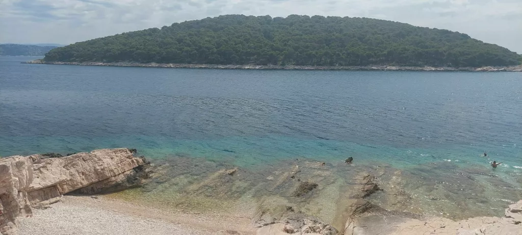 Na otoku postoji vi&scaron;e &scaron;ljunčanih plažica skrivenih među stijenama na kojima nema gužve