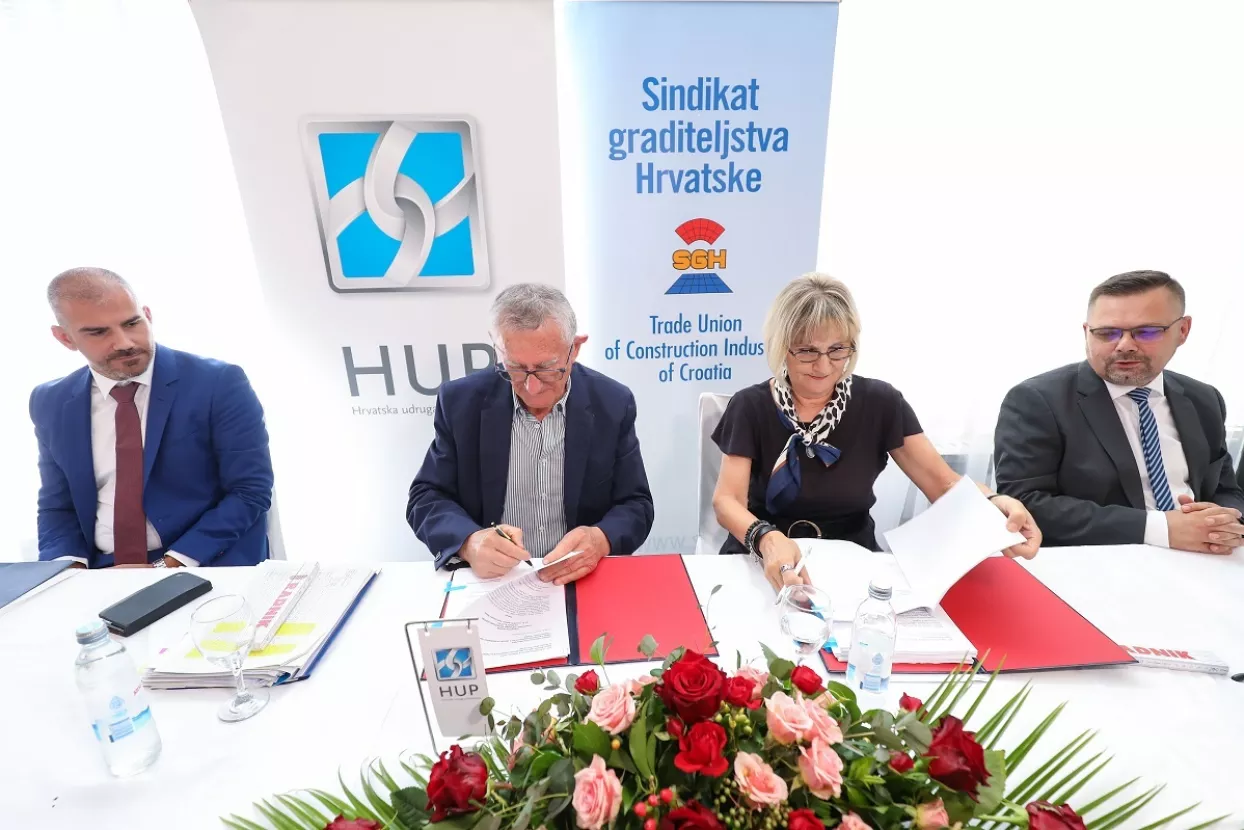 20.7.2023., Krizevci - Potpisivanje Kolektivnog ugovora za graditeljstvo između HUP-Udruge poslodavaca graditeljstva (HUP-UPG) i Sindikata graditeljstva Hrvatske (SGH). Ugovore su potpisali Jasenka Vuksic za SGH te Mirko Habijanec u ime HUP-a.Photo: Jurica Galoic/PIXSELL