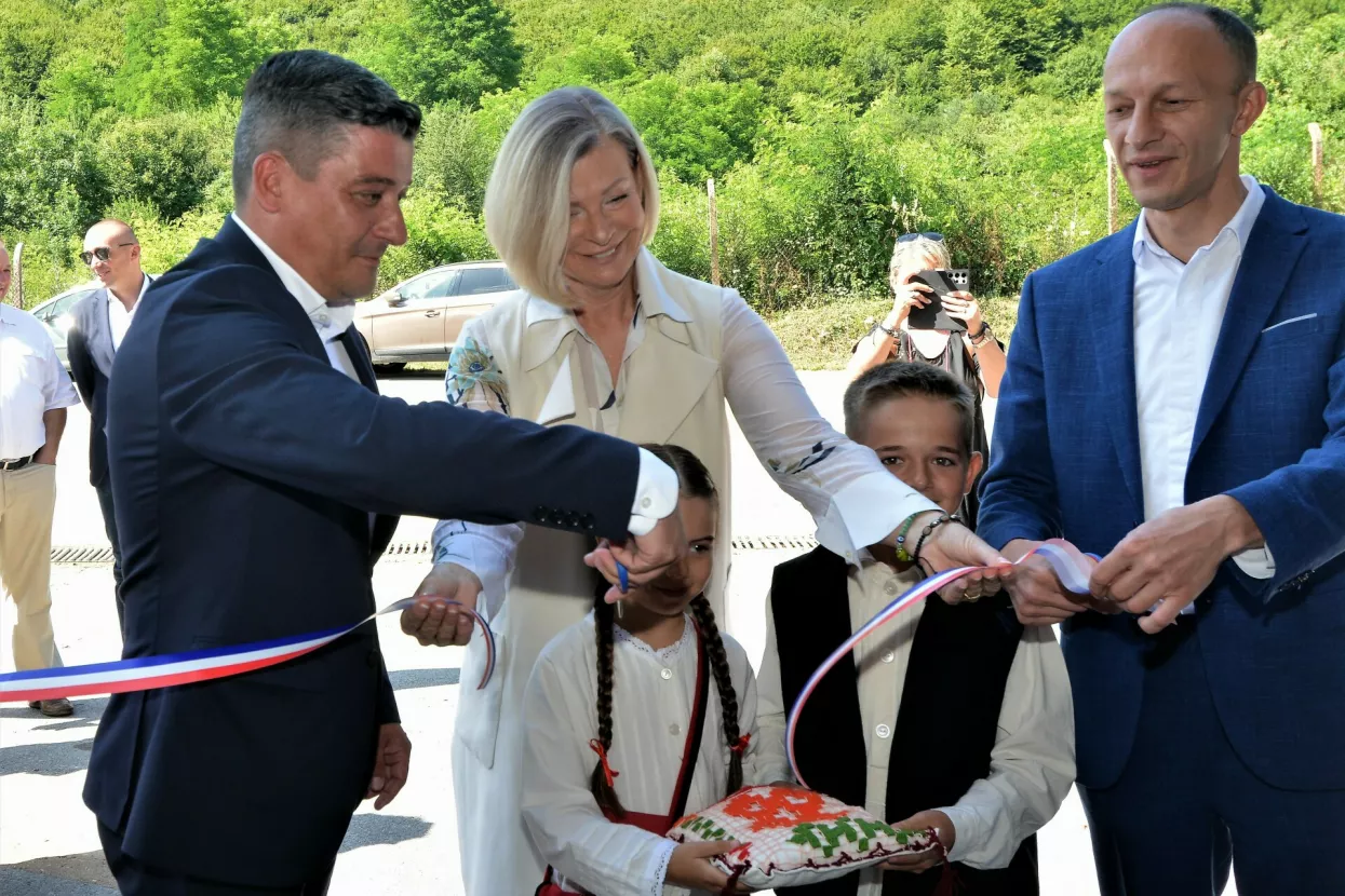 Svečano rezanje vrpce i otvorenje pogona za peletiranje ovčje vune u Otočcu