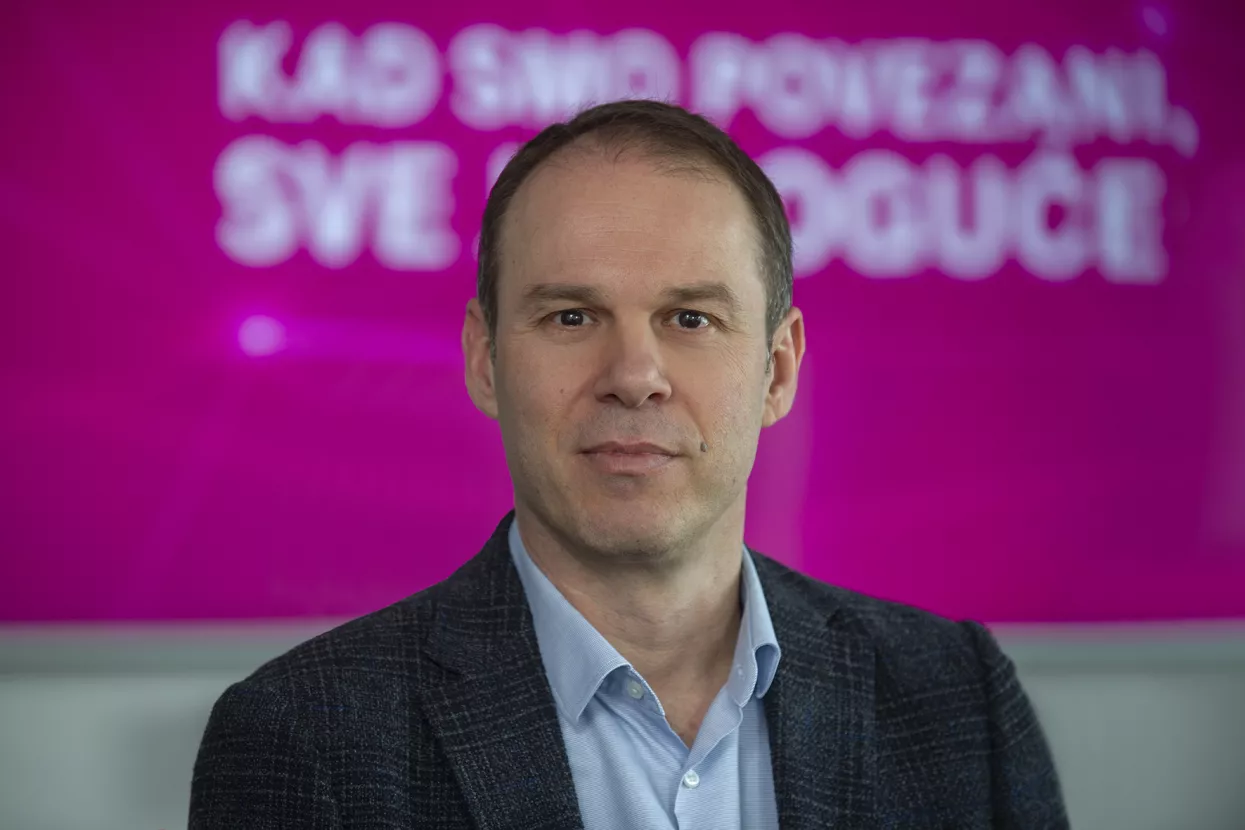 Kostas Nebis, <br>predsjednik Uprave Hrvatskoga Telekoma:<br><br>Prvi put u povijesti vodimo na trži&scaron;tu u pogledu zadovoljstva korisnika<br>- Na&scaron;i čvrsti temelji, uz jasnu strategiju, omogućili su da unatoč izazovnom makroekonomskom okruženju započnemo godinu pozitivno te ostvarimo dobre rezultate uz rast prihoda u svim ključnim kategorijama. Dodatno smo ojačali na&scaron;u vodeću poziciju u mrežnoj infrastrukturi osvojiv&scaron;i međunarodne i domaće nagrade za najbolju mobilnu i fiksnu mrežu. Ta priznanja rezultat su izvanrednog iskustva u na&scaron;oj mreži, kao i najvećih investicija na trži&scaron;tu koje su samo u 2022. iznosile 231 milijun eura. U 2023. nastavili smo predvoditi, osvojiv&scaron;i najveći udio frekvencijskog spektra na dražbi za radio-frekvencijski spektar. To je rezultiralo novom investicijom od 135,3 milijuna eura, 24 posto vi&scaron;om od sljedećeg operatora. Time smo osigurali preduvjete za nadmoćnost HT-ove mobilne mreže i u budućnosti. Nastavili smo &scaron;iriti na&scaron;u optičku infrastrukturu, daleko najveću u Hrvatskoj. Posljednjih nekoliko godina, i u uvjetima pandemije i inflacije, ostvarili smo rekordne rezultate u uvođenju optike, pokrivajući 100.000 novih kućanstava godi&scaron;nje, &scaron;to je uspjeh bez premca u Hrvatskoj. Na&scaron;a optička mreža vi&scaron;estruko je veća od mreže prvog konkurenta, a optikom namjeravamo pokriti vi&scaron;e od milijun kućanstava u Hrvatskoj. Istovremeno smo uložili značajna sredstva u na&scaron;u 5G mrežu. Rezultat toga je da pokrivamo preko 100 gradova i vi&scaron;e od dva milijuna ljudi, pri čemu je HT dobio nagradu za najbržu 5G mrežu. HT prvi put u povijesti vodi na trži&scaron;tu u pogledu zadovoljstva korisnika, u privatnom i poslovnom segmentu. Umjetnu inteligenciju već primjenjujemo u tri područja - prediktivnom prilagođavanju kapaciteta mobilne mreže za smanjenje nepotrebne potro&scaron;nje električne energije i emisija CO2, optimizaciji kvalitete WiFi mreža te poku&scaron;aju prepoznavanja i rje&scaron;avanja potencijalnih problema u mreži prije nego &scaron;to postanu problem za korisnike. Jo&scaron; jedan izvanredan razvoj je doslovno pomicanje tehnolo&scaron;kih granica u svemiru. HT-ovi stručnjaci su radili na projektu DT-a i Europske svemirske agencije čiji je rezultat prva 5G veza iz stratosfere preko Intelsatove satelitske mreže, a testovi su provedeni u Puli. Surađujemo s nekoliko gradova diljem Hrvatske na rje&scaron;enjima za pametne gradove, a rje&scaron;enja koja smo implementirali u Dubrovniku predstavili smo na Mobile World Congressu u Barceloni kao jednu od najboljih praksi na svim trži&scaron;tima Deutsche Telekoma. U godini koja će zasigurno biti zahtjevna s ekonomskog i poslovnog stajali&scaron;ta, ostajemo predani pružanju ključne digitalne platforme, mreže i ICT infrastrukture. <br>