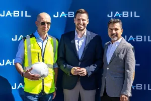 Gabriel Bitea, direktor LogExperta, Ivan Radić, gradonačelnik Osijeka te Victor Morales, Jabilov direktor radova u Osijeku