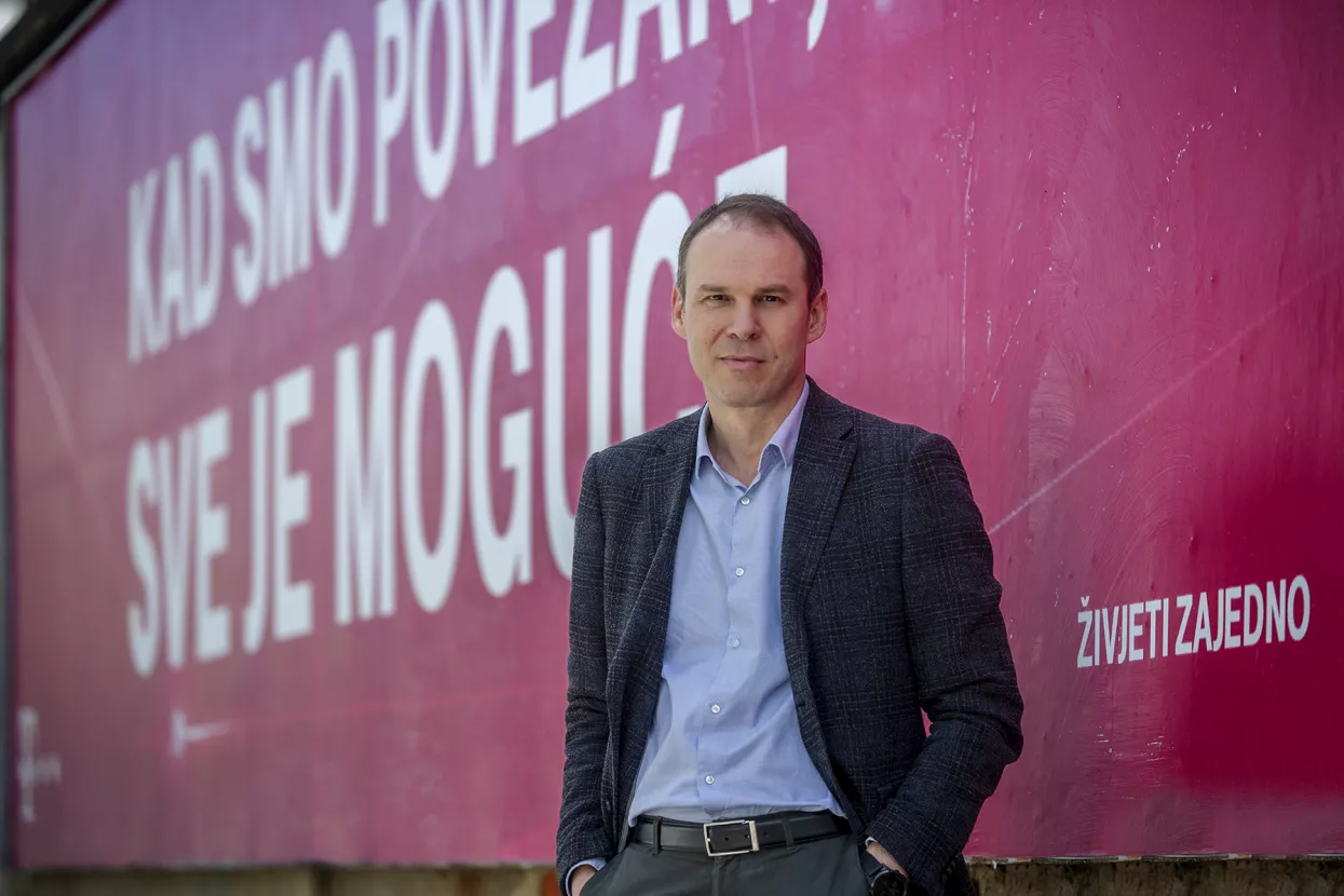 Kostas Nebis,<br>predsjednik Uprave Hrvatskog Telekoma: <br>Budućnost je digitalna, a na nama je da je izgradimo<br>- Kako će telekom biznis izgledati 2030. godine te&scaron;ko je predvidjeti, no jedno je sigurno - bit će digitalan i zato, u ovom trenutku, postavljamo temelje za takvu digitalnu budućnost, a uvođenje optike i 5G mreže su ključne poluge za uspjeh. Ne samo za nas, već i za cijelu zemlju. Hrvatski Telekom već godinama kontinuiranim ulaganjima podupire hrvatsku digitalnu transformaciju. U to smo se posebice uvjerili pro&scaron;le godine kad smo svjedočili kako su na&scaron;a ulaganja u infrastrukturu, mreže i kvalitetu usluga odigrala presudnu ulogu u prilagodbi na dotad nezabilježene okolnosti te osigurala povezanost. Digitalizacija će i u budućnosti biti jedan od ključnih pokretača gospodarstva te smo uvjereni kako će na&scaron;a uloga pokretača tehnolo&scaron;kog napretka pridonijeti razvoju Hrvatske. Stalne i brze promjene u poslovnom okruženju zahtijevaju da ne pratimo, već diktiramo trendove želimo li pokrenuti promjene i tu do izražaja dolaze inovacije. Hrvatski Telekom je svojim znanjem i iskustvom predan ispunjavanju korisničkih potreba i omogućavanju transformacije njihovog poslovanja. Korisničko iskustvo jedno je od ključnih područja na koje fokusiramo svoje aktivnosti, jer vjerujemo kako je to ključni faktor po kojem se prepoznaju odlične kompanije. Najbolje su one kompanije koje stvaraju vrijednost ne samo za sebe već i za cijelo dru&scaron;tvo. Tijekom posljednjih &scaron;est godina, Hrvatski Telekom uložio je ukupno 10 milijardi kuna u Hrvatsku, a ekonomski učinci takvog investicijskog ciklusa su značajni. Primjerice, tijekom 2020. godine investirali smo vi&scaron;e od 1,7 milijardi kuna, a to je rezultiralo, između ostalog, rekordnom pokrivenosti optikom. Slikovito rečeno, ukupna duljina optičke infrastrukture koju smo implementirali dovoljna je kako bismo pokrili udaljenost od Zemlje do Mjeseca. Jedan od najznačajnijih doprinosa Hrvatskog Telekoma bilo je i pokretanje prve komercijalne 5G mreže u zemlji, &scaron;to predstavlja vrhunac na&scaron;ih dugogodi&scaron;njih ulaganja kojima smo Hrvatsku svrstali uz bok tehnolo&scaron;ki najnaprednijih zemalja svijeta. 2020. bila je godina 5G-a, a snažno smo nastavili i ove godine te smo u manje od pet mjeseci od uvođenja 5G mreže pokrili 34 grada i 1,5 milijuna stanovnika. Hrvatski Telekom će i u godinama koje dolaze biti predvodnik digitalizacije i povezivati sve s mogućnostima koje ona donosi.<br>