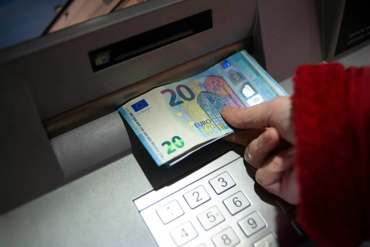 euri na bankomatu