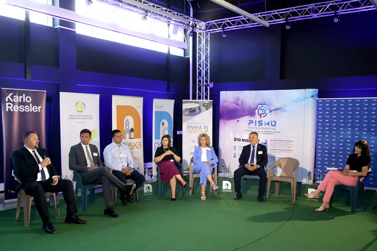 Investicijska konferencija Invest in Novska. Okrugli stol 2 "Uspje&scaron;ni primjeri poslovanja u Hrvatskoj": Tomislav Bosilj, Ivan Buntić, Marko Crnojević, Ivana Matanović, Ljiljana &Scaron;apina, Petar &Scaron;imić i Gordana Gelenčer