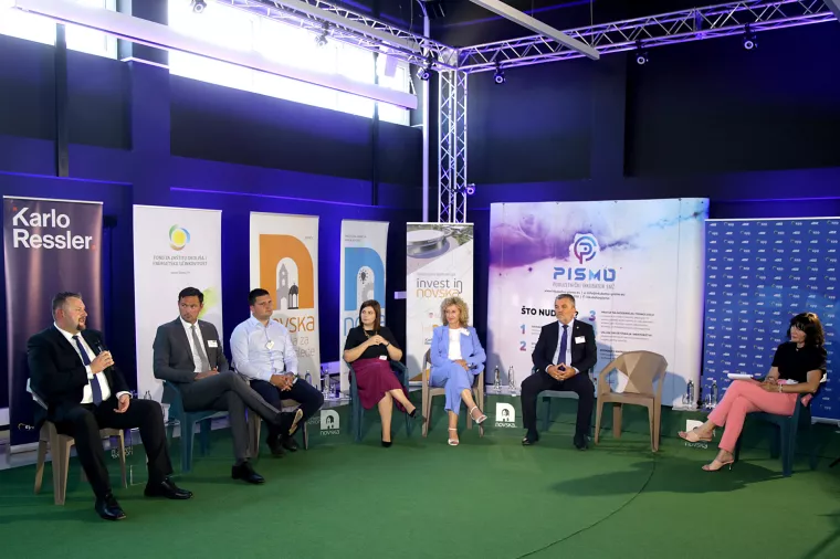 Investicijska konferencija Invest in Novska. Okrugli stol 2 "Uspje&scaron;ni primjeri poslovanja u Hrvatskoj": Tomislav Bosilj, Ivan Buntić, Marko Crnojević, Ivana Matanović, Ljiljana &Scaron;apina, Petar &Scaron;imić i Gordana Gelenčer