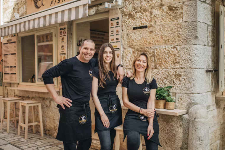 Obitelj Finderle - Patrik Finderle, Rebecca Finderle i Vesna Janko Finderle<br>Tunaholic fish bar