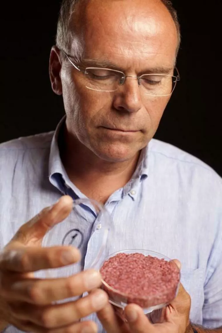 Mark Post, istraživač na Sveučili&scaron;tu u Maastrichtu te suosnivač kompanije Mosa prvi je na trži&scaron;tu predstavio hamburger od goveđeg mesa uzgojenog u laboratoriju