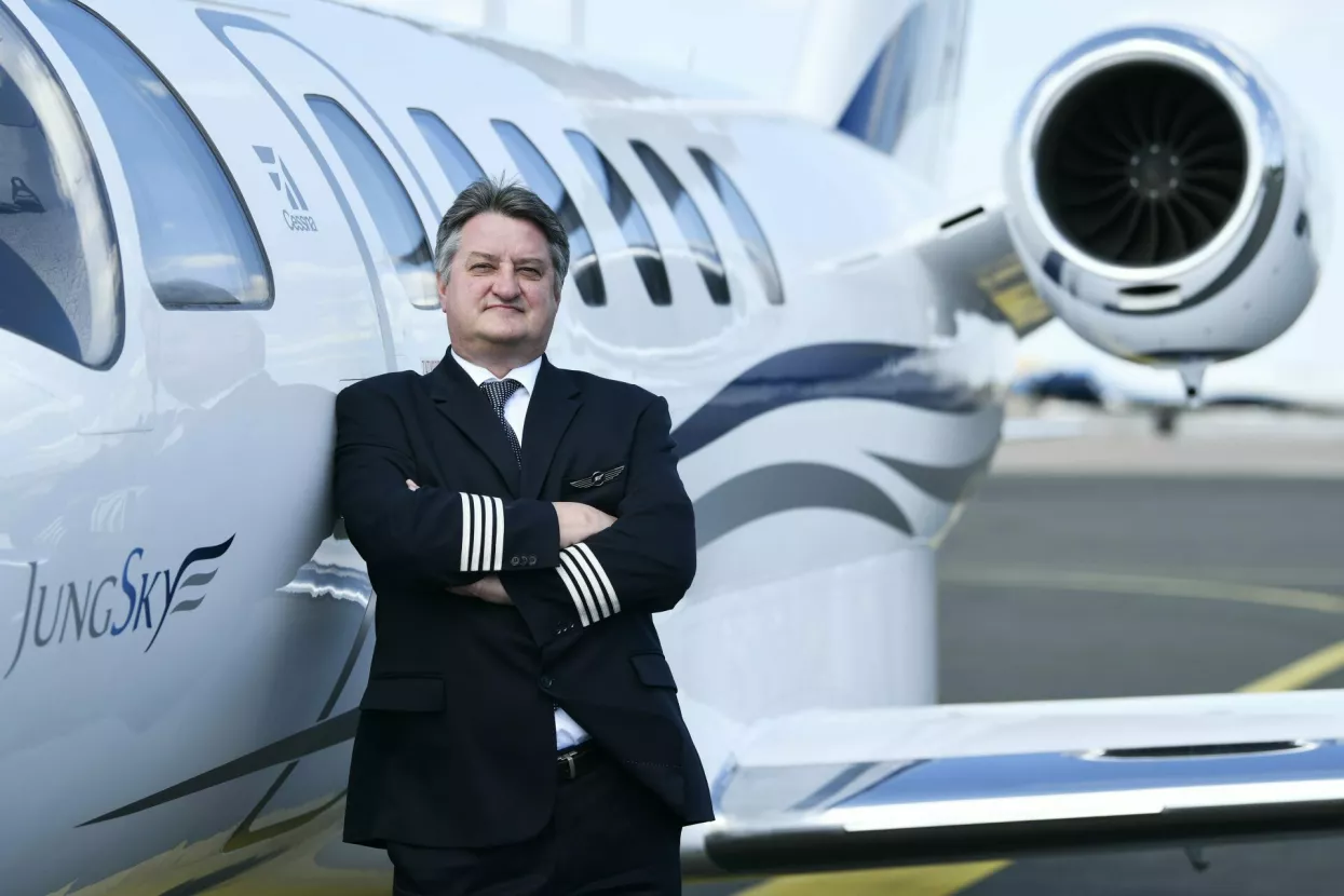 Zagreb, 040521.<br>Kresimir Jung, pilot i vlasnik aviokompanije Jung Sky, fotografiran na pisti zracne luke Pleso.<br>Foto: Boris Kovacev/CROPIX