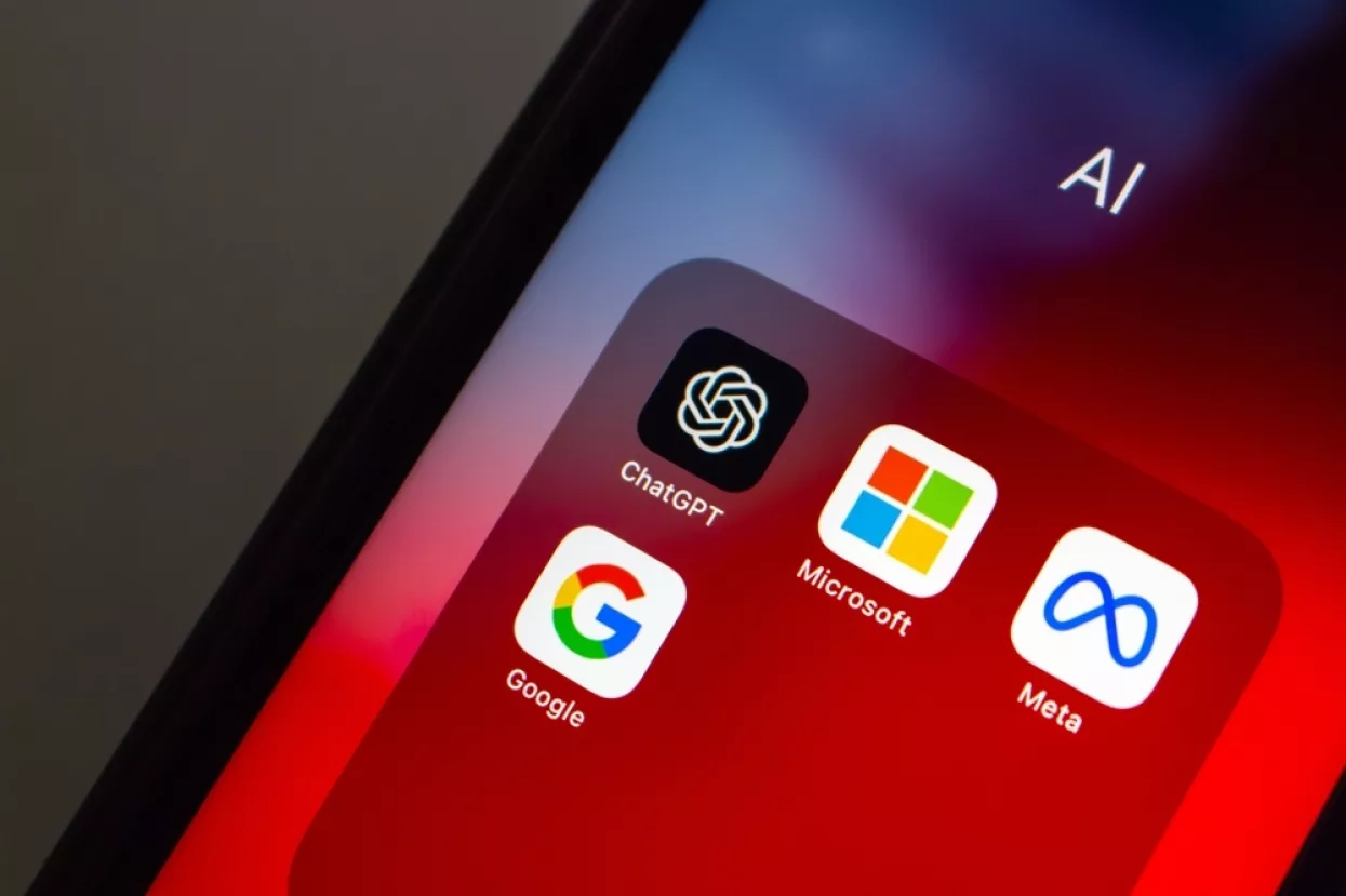 Vancouver, CANADA - Feb 27 2023 ChatGPT, an AI chatbot developed by OpenAI, with Microsoft, Meta Platforms and Google icons seen in an iPhone. Generative AI technology and Big Tech conceptual image<br>umjetna inteligencija