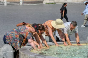 Turisti se rashlađuju u rimskoj fontani 