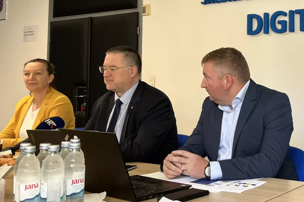 Bernard Gr&scaron;ić, Nikola Modru&scaron;an<br>Brifing novinara vezano za temu: "Prvo godi&scaron;nje izvje&scaron;će EU o statusu Hrvatske u okviru Digitalne dekade 2030."