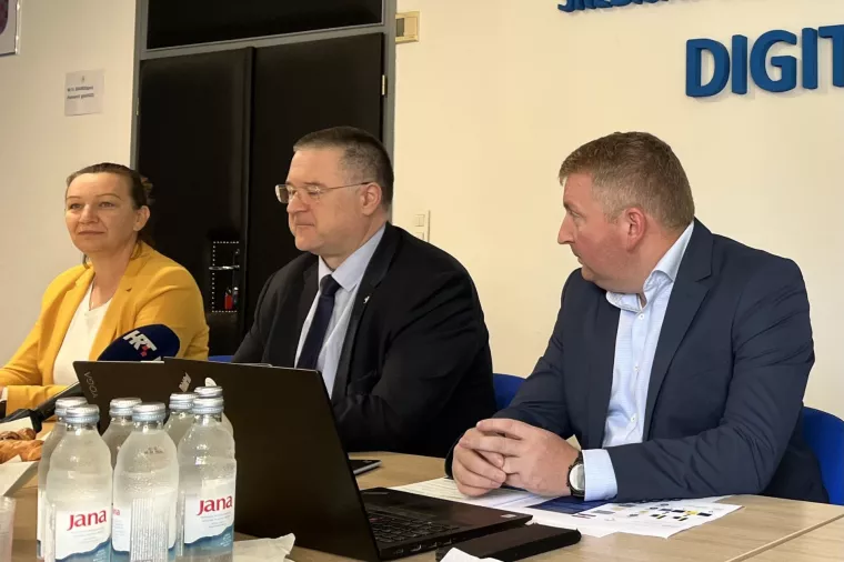 Bernard Gr&scaron;ić, Nikola Modru&scaron;an<br>Brifing novinara vezano za temu: "Prvo godi&scaron;nje izvje&scaron;će EU o statusu Hrvatske u okviru Digitalne dekade 2030."