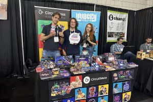 Mihael Gelo, Albert Gaj&scaron;ak<br>CircuitMess na New York Toy Fairu