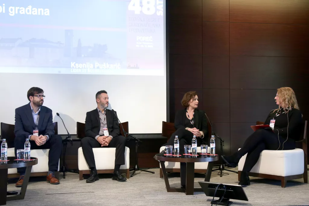 15. godi&scaron;nji susret gradonačelnika i poduzetnika 48 sati 2023. Panel: Aplikacija u službi građana. Miroslav Vrankić, Matko &Scaron;utalo, Tatjana Novak i Ksenija Pu&scaron;karić