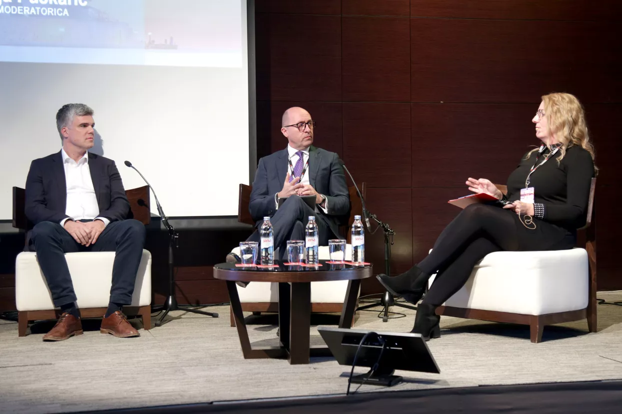 15. godi&scaron;nji susret gradonačelnika i poduzetnika 48 sati 2023. Panel: Održivost i urbana mobilnost. Branimir &Scaron;teko, Sa&scaron;a Bart i Ksenija Pu&scaron;karić